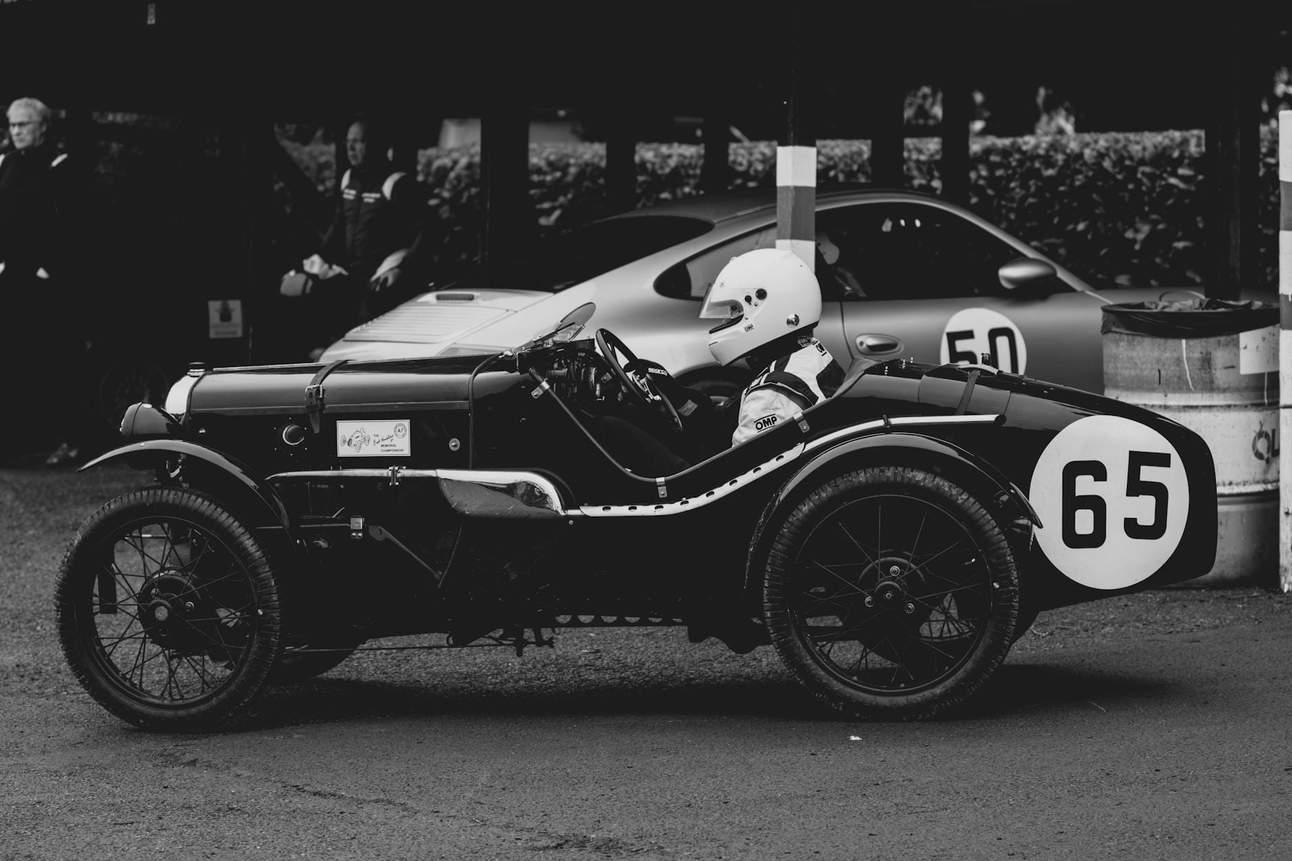 Brytyjska elegancja na czterech kołach: Jaguar E‑Type i inni dżentelmeni wśród klasycznych aut Klasyczny wyścigowy samochód z boku na historycznym torze w Europie